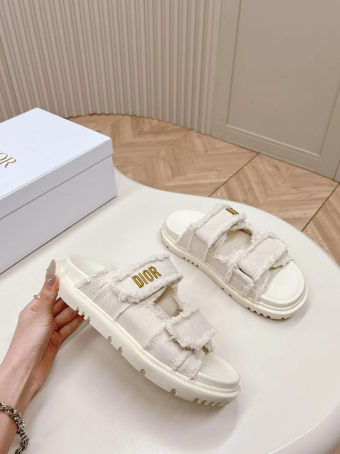 👟👟Ex-factory price 460👟👟 Classic upgrade plus 2024 new colors and the latest fabric Dior Dior classic Velcro sandals and slippers series original replica high version super durable and versatile style very comfortable on the feet, slim and white original cloth upper, original d hardware buckle, original TPU outsole Size: 35-41